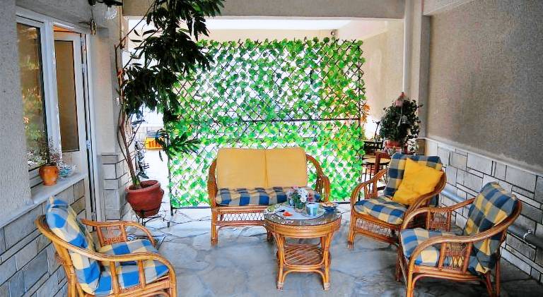 Rental apartment with yard, barbecue & patio — photo 4