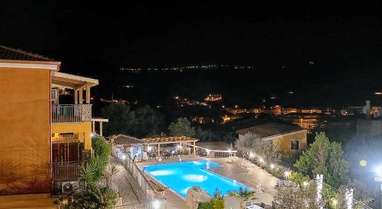Lovely serviced apartment with pool, patio & sauna | Close to the beach | Pet-friendly in Montecorice