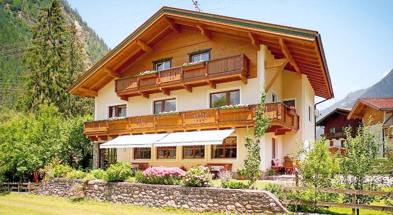 Holiday apartment with yard in Mayrhofen
