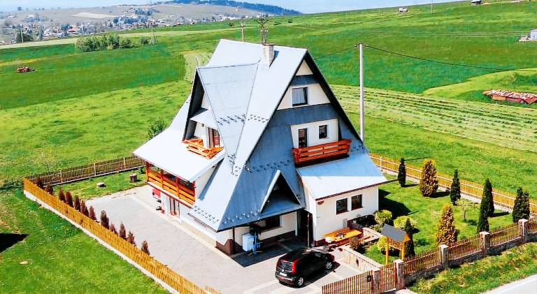 Holiday apartment with BBQ & garden in Poronin