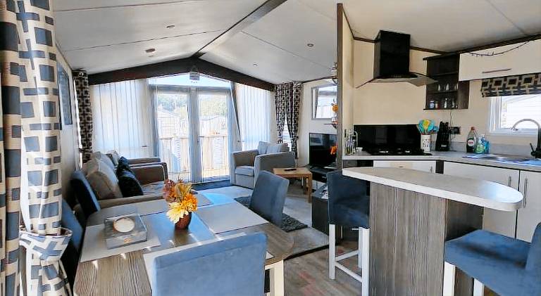 Lodge with garden & patio — photo 3