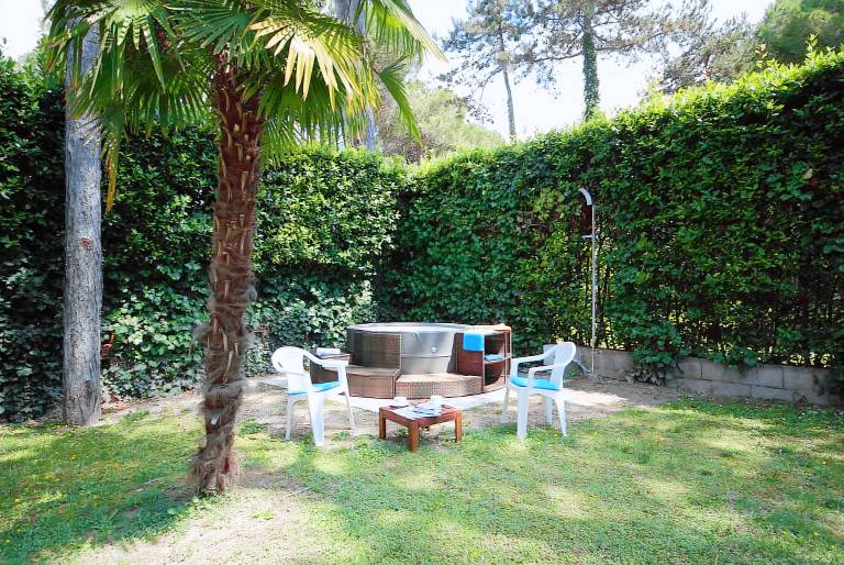 Nice house with barbeque, yard & jacuzzi | Pets allowed — photo 4