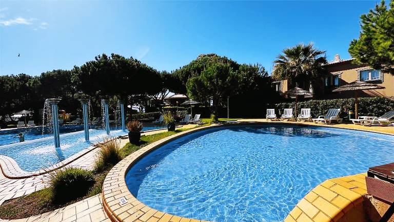 Fully equipped wonderful rental apartment with pool, garden & patio | Beach nearby | Perfect for remote work | Dogs allowed in Albufeira