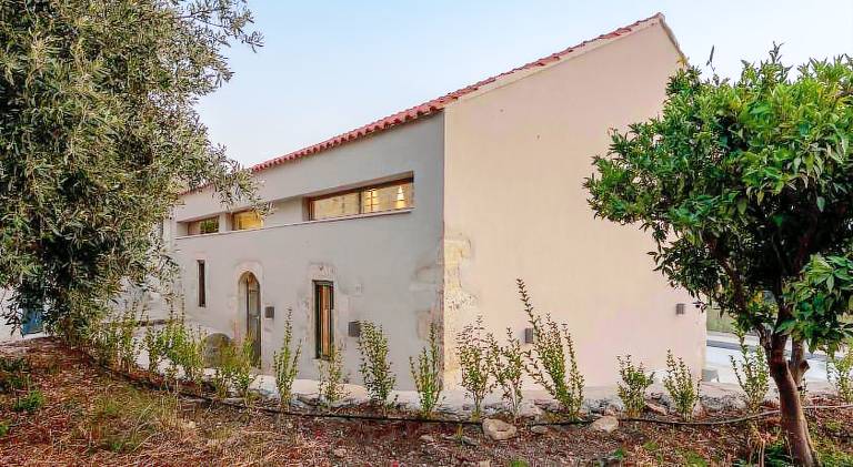 Villa with private pool, patio & yard — photo 4