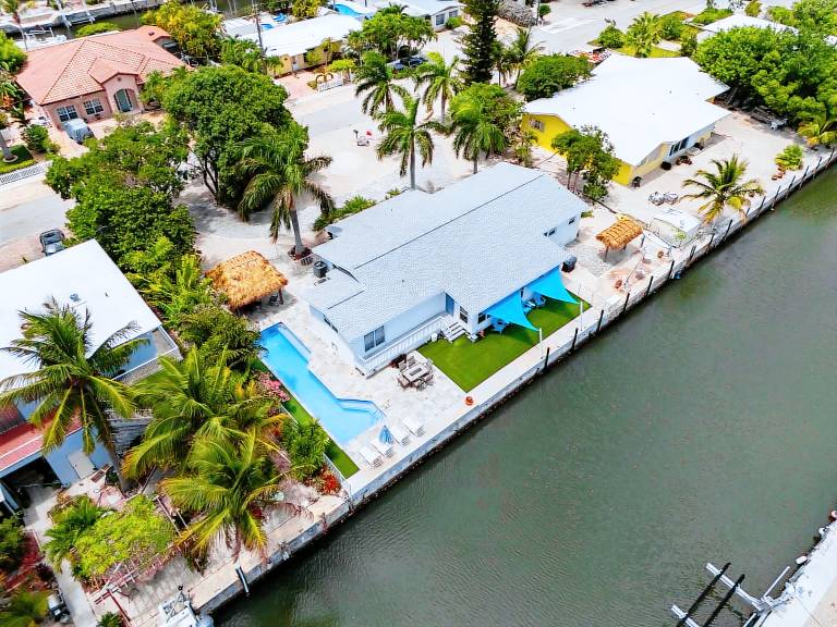 Vacation home with private pool & barbeque | Water view — photo 2