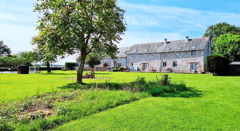 Holiday apartment with pool, garden & barbeque | Pet-friendly in Mayenne