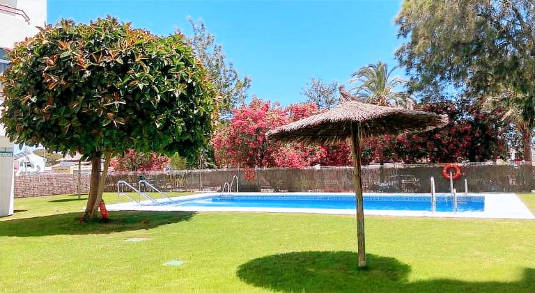 Apartment with pool — photo 2