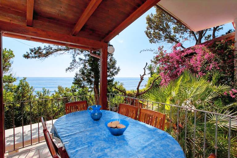 Fully equipped vacation home with terrace, yard & fast internet | Garden view | Close to the beach | Dogs allowed — photo 3