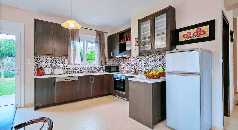 Fully equipped vacation home with patio, yard & BBQ | Perfect for remote work | Pets are welcome — photo 3