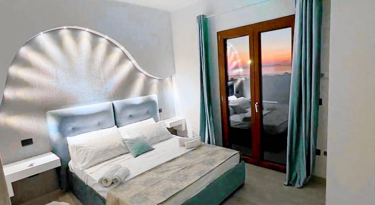 Holiday apartment with 2 rooms for 4 persons in Ricadi
