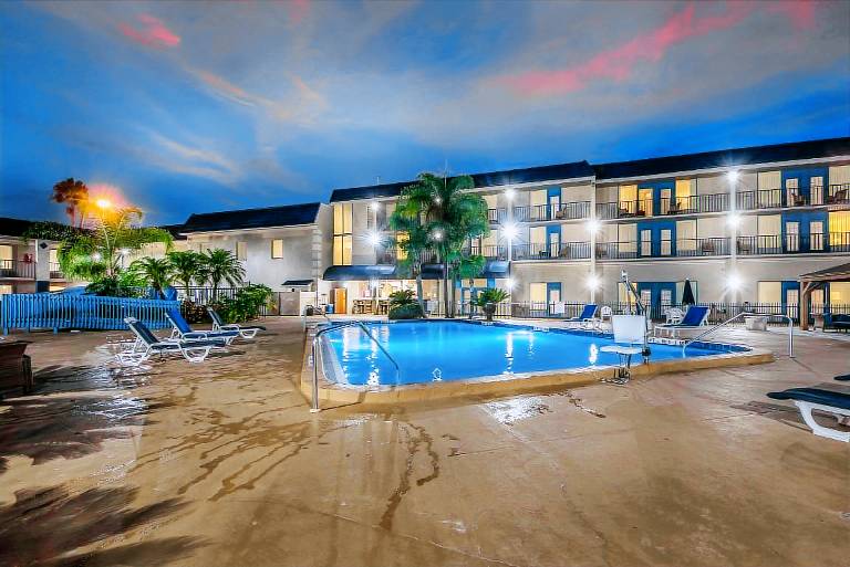 Clarion Inn & Suites Central Clearwater Beach — photo 3