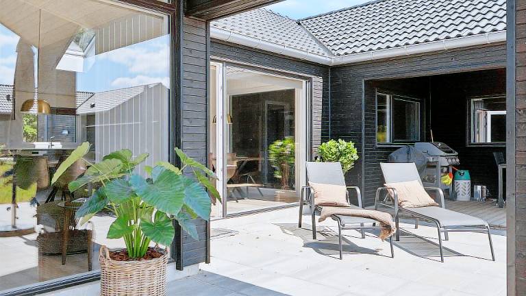 House with sauna, private pool & patio — photo 4