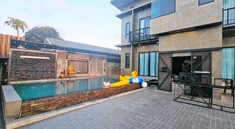 Villa with hot tub, patio & yard in Sattahip