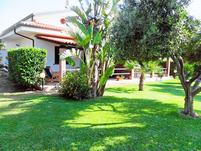 Apartment with terrace, yard & barbeque — photo 4