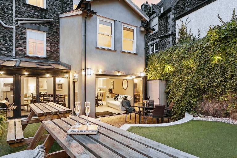 Cottage with barbeque, yard & hot tub | Beach view — photo 3