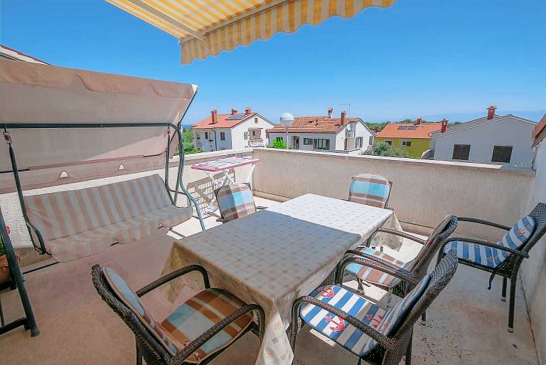 Pleasant apartment with BBQ & yard | Pets allowed — photo 2