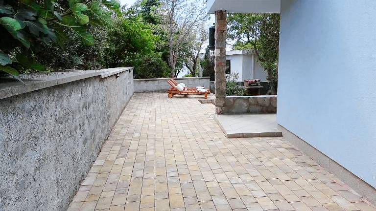 Holiday home with garden — photo 3