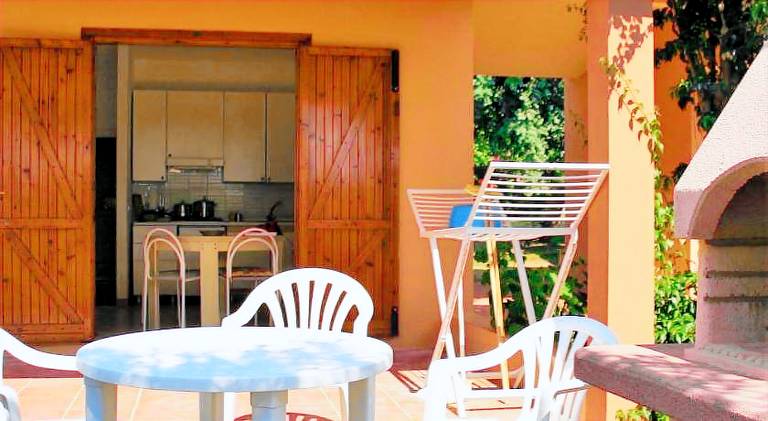 Pleasant serviced apartment with patio & yard | Pets allowed — photo 3