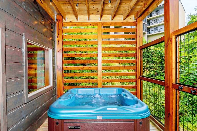 Cabin with hot tub, pool & barbeque | Mountain view — photo 2