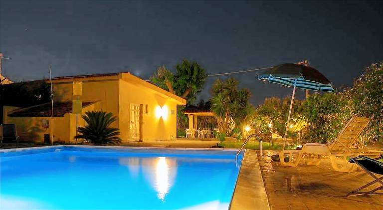 Farm with BBQ, garden & pool — photo 2