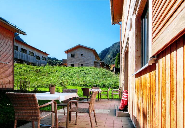 Chalet with patio, sauna & yard | Mountain view — photo 4