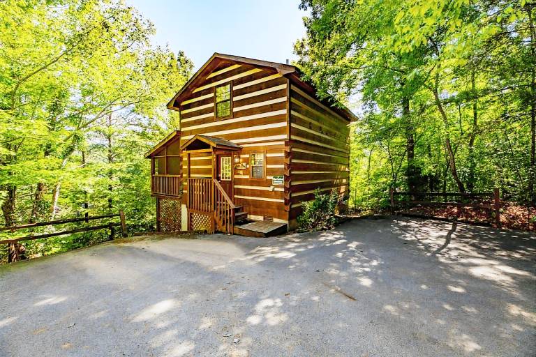 Family-oriented nice cabin with private pool | Pets allowed in Pigeon Forge, TN