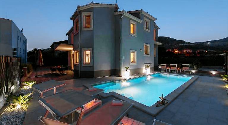Holiday apartment with pool | Pets allowed in Seget
