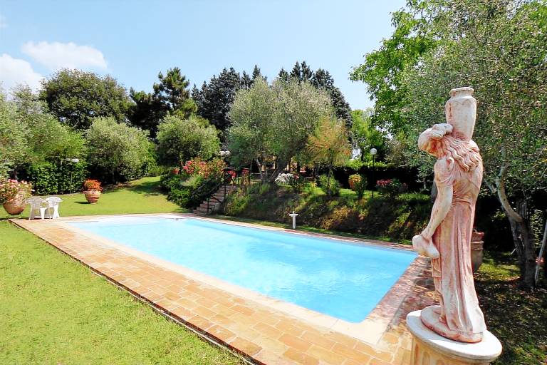 Lovely vacation home with terrace, yard & private pool | Dogs allowed — photo 3