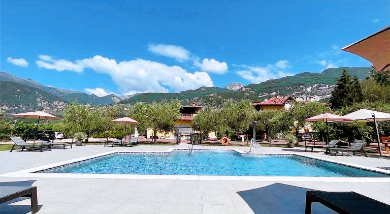 Beautiful serviced apartment with pool, garden & barbeque | Dogs allowed in Arco