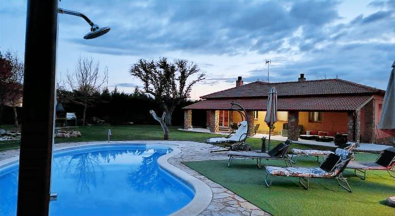 House with pool & jacuzzi — photo 3