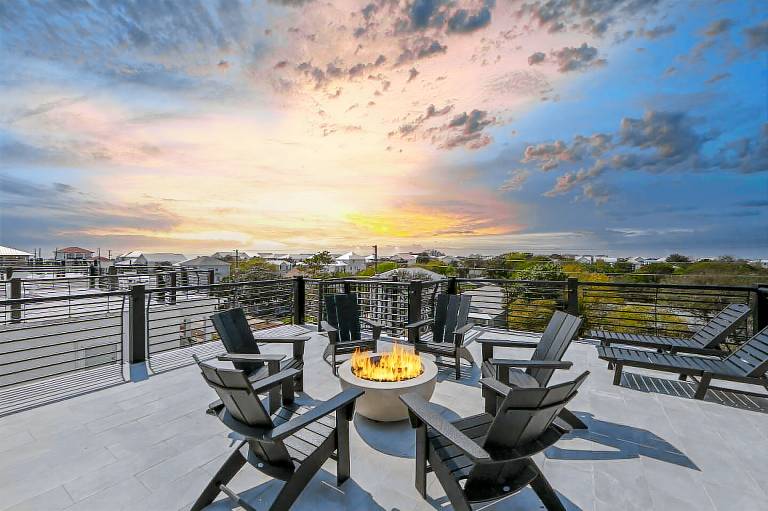 HGTV-Inspired Beach House 3-minute to the Beach! — photo 2