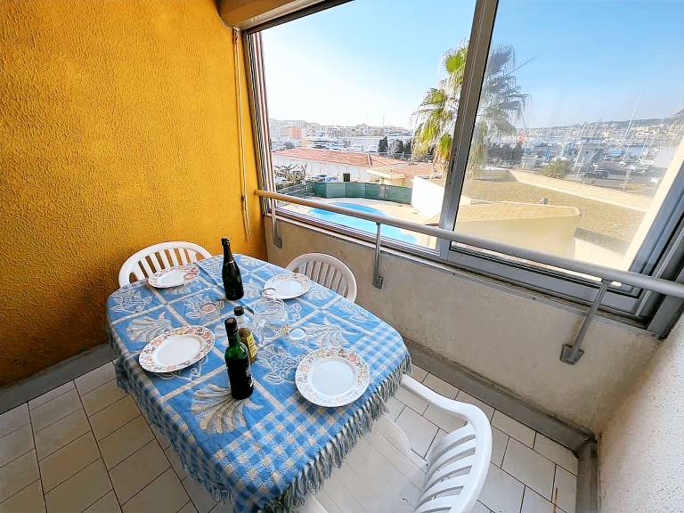 Apartment with pool — photo 3