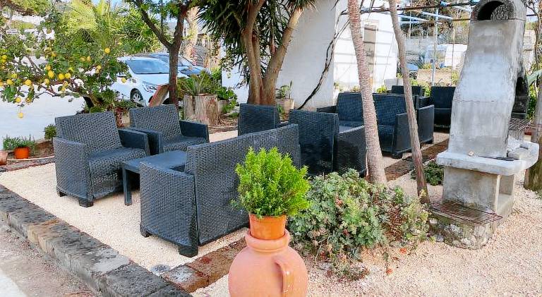 Apartment with yard, patio & BBQ — photo 5