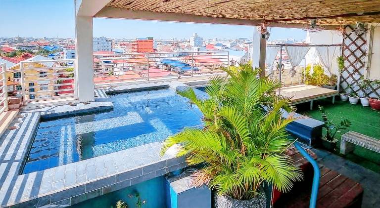 Spacious serviced apartment with barbeque, pool & patio | Dogs allowed — photo 3