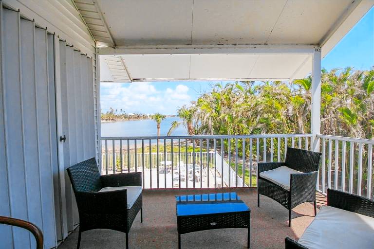 Spacious 3/2 pool home on Sanibel Island - 10 min walk to beach - Lily Pad — photo 5
