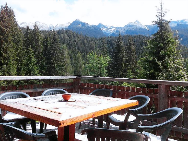 Chalet with patio, yard & barbeque — photo 2