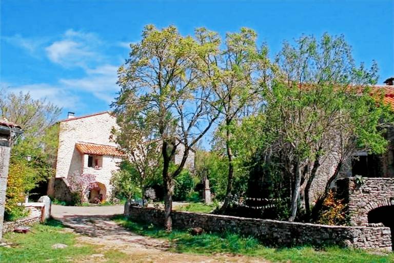 Stone house in the heart of Larzac – Nature, free-roaming horses, and guaranteed relaxation in Millau