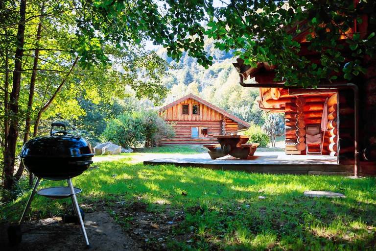 Chalet with patio, garden & barbeque — photo 2
