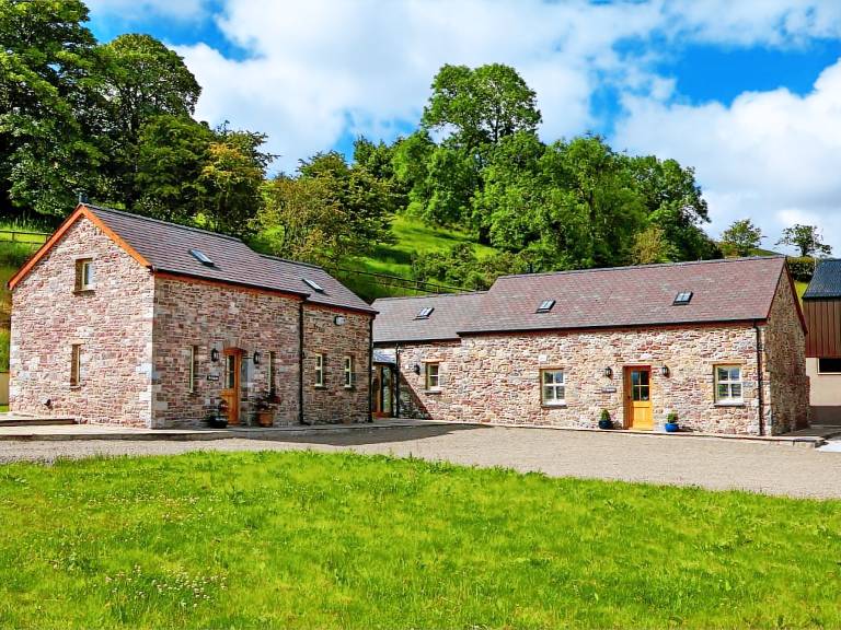 Fully equipped cottage with terrace, garden & BBQ | Pets are welcome in Carmarthen