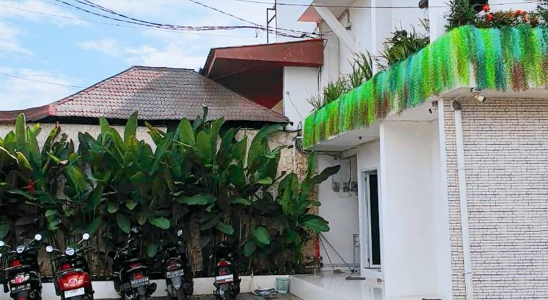 Villa with terrace, yard & pool in Pecatu