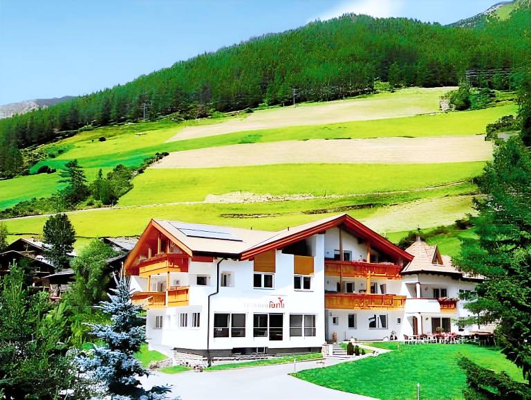 Beautiful serviced apartment with garden, terrace & sauna | Pet-friendly in Senales
