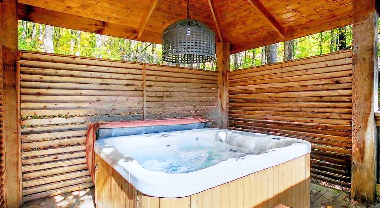 House with jacuzzi — photo 4