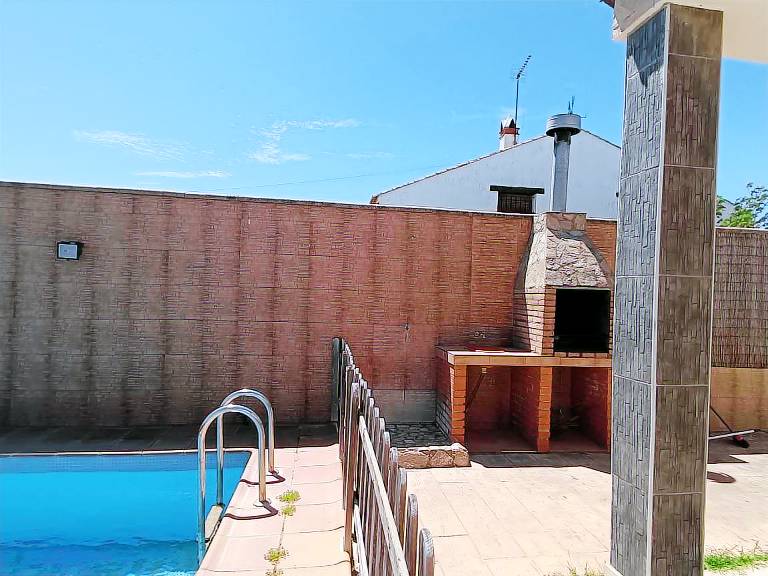 Villa with terrace, private pool & yard — photo 3