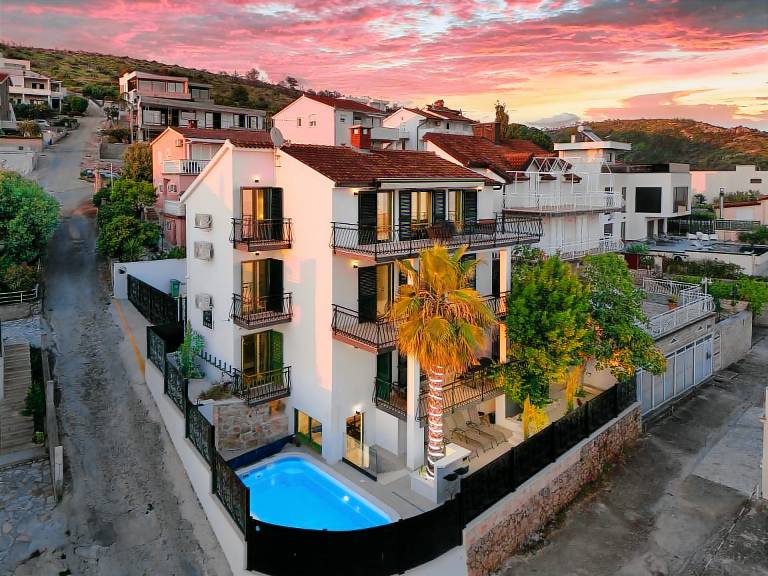 Fully equipped charming vacation home with terrace, private pool & garden | Nature view | Dogs allowed — photo 3