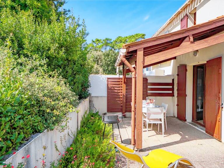 Beautiful vacation home with patio | Pet-friendly — photo 2