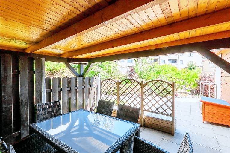 Vacation home with terrace, barbecue & yard — photo 5