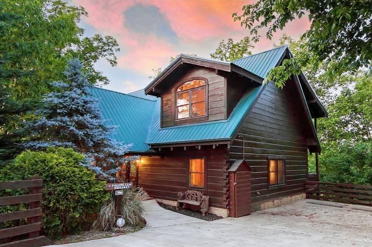 Child-friendly cabin with pool, hot tub & barbecue | Mountain view | Pet-friendly — photo 2