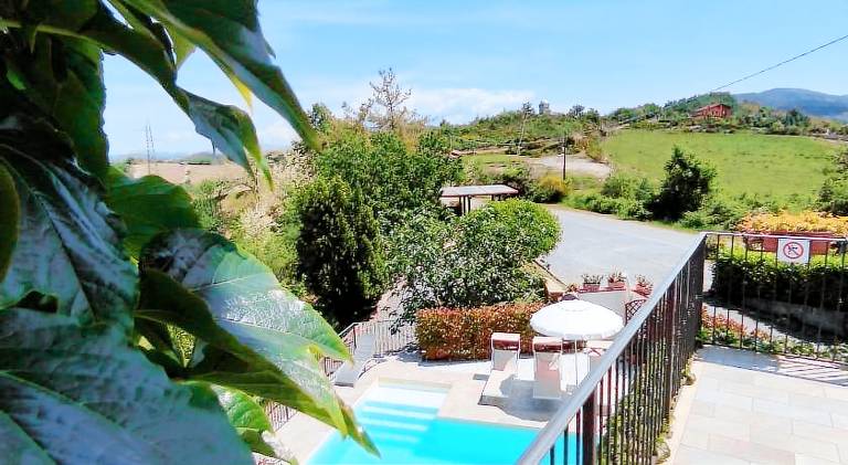 Lovely holiday apartment with patio, pool & garden | Dogs allowed — photo 4