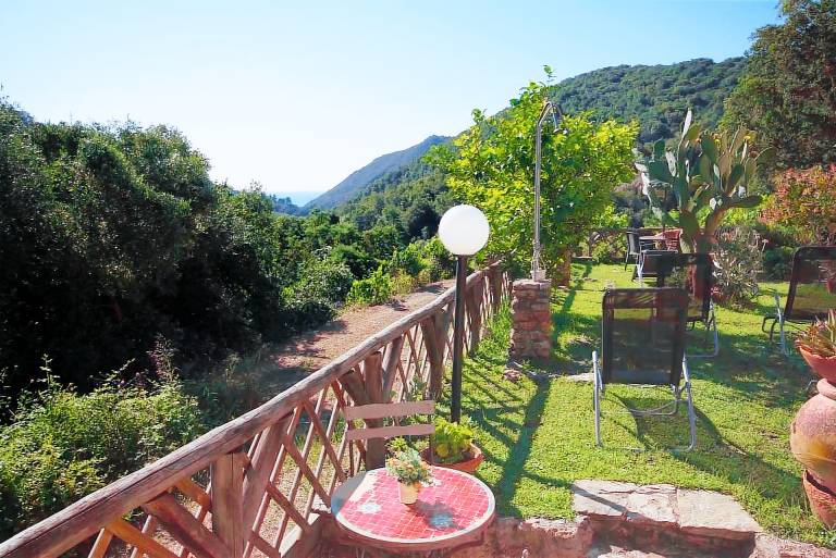 Rental apartment with BBQ, yard & terrace — photo 3