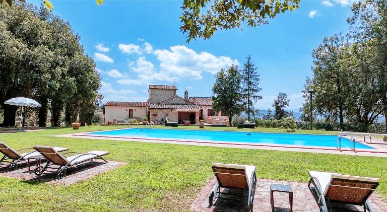 Rental apartment with pool in Murlo